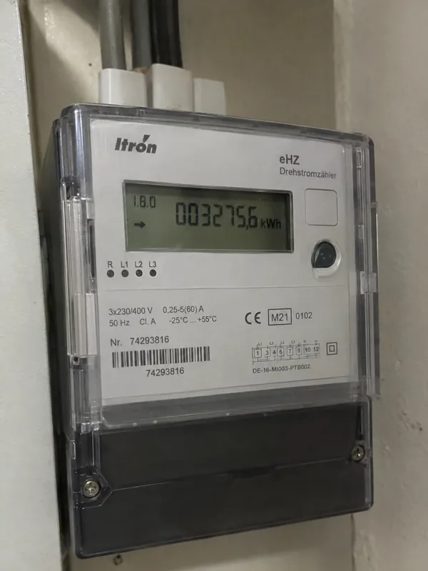 Handykamera auf einen Stromzähler gerichtet, Anzeige 3.275,6 kWh